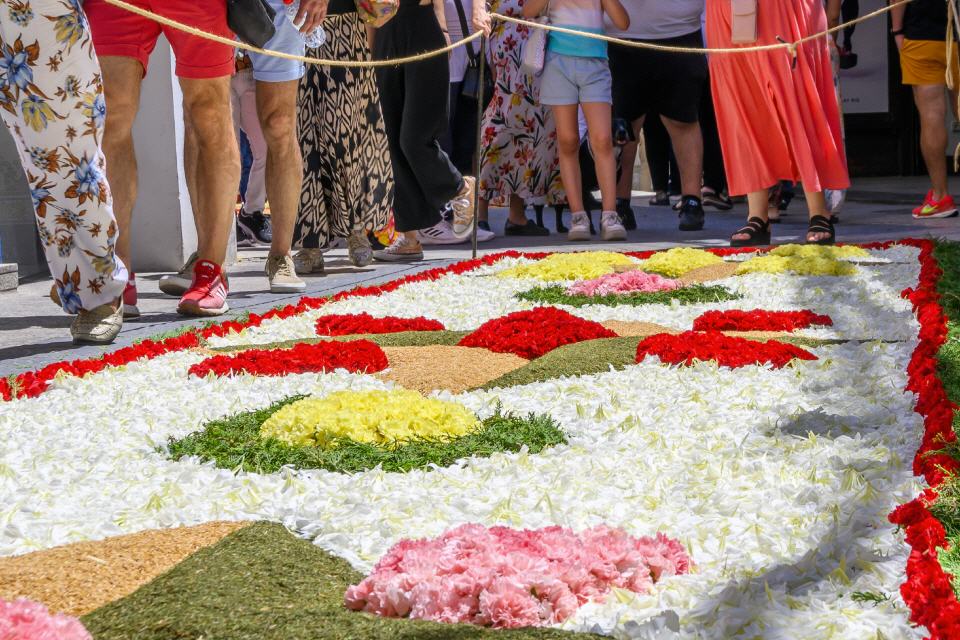 Fiesta del Corpus en Sitges. Personas y flores conforman una explosión de colorido. 