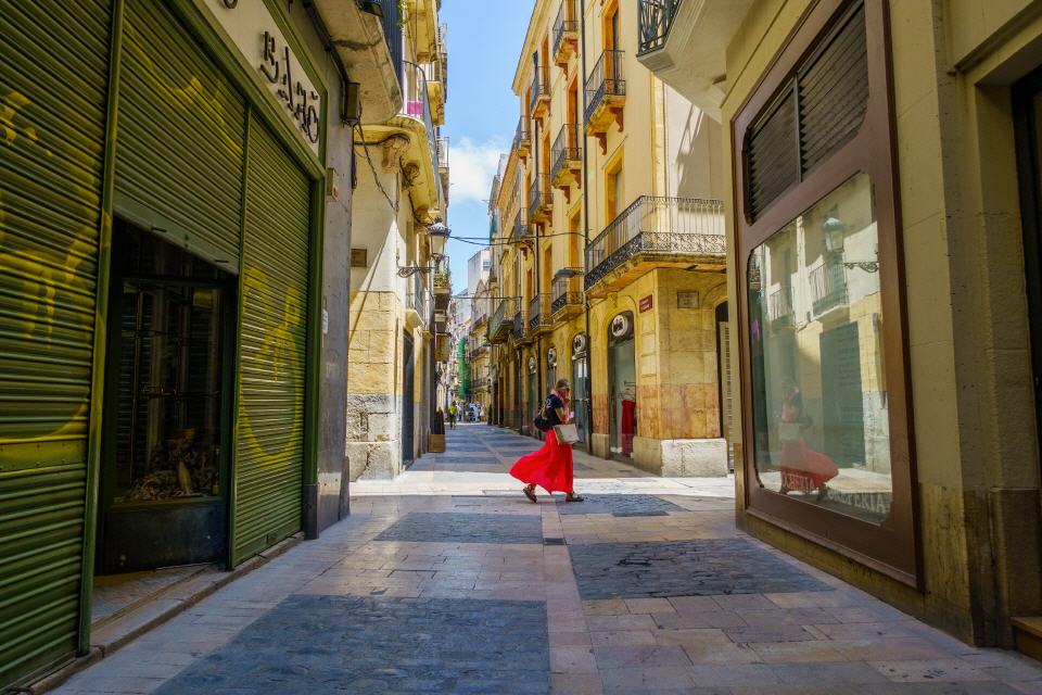 Una silueta roja de una joven en una encrucijada de calles.